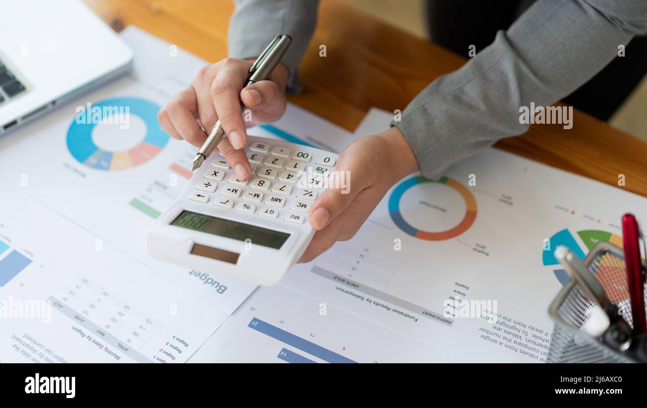 Concept d’analyste d’affaires le comptable calcule le montant des dépenses de l’entreprise. Banque D'Images