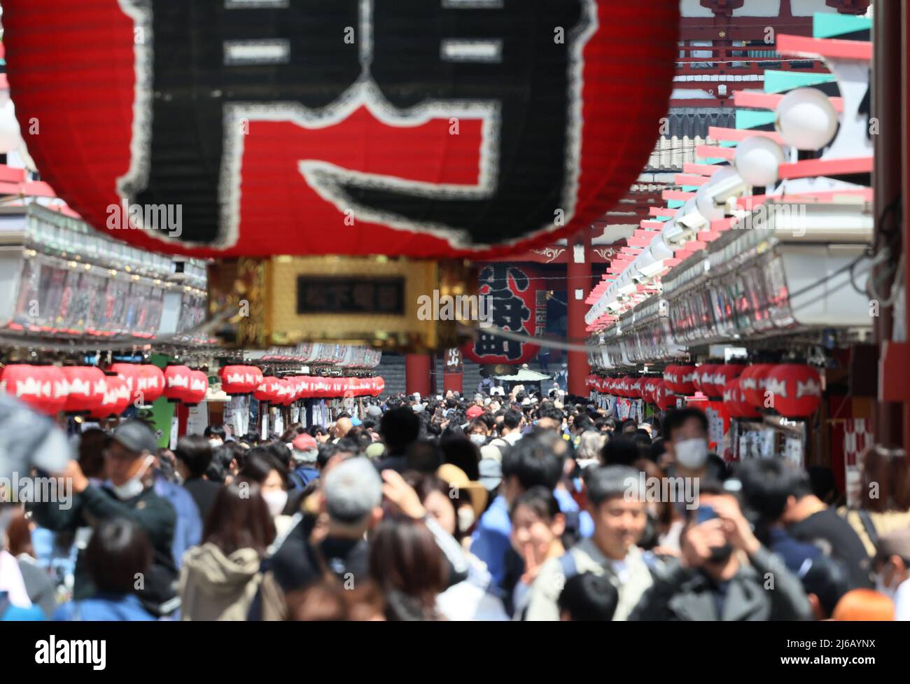 Tokyo, Japon. 30th avril 2022. 30 avril 2022, Tokyo, Japon - la rue commerçante de Nakamise, une approche du temple Sensoji est bondée de touristes dans le quartier d'Asakusa à Tokyo alors que les vacances de la semaine d'or ont commencé à travers le Japon le samedi 30 avril 2022. (Photo de Yoshio Tsunoda/AFLO) crédit: AFLO Co. Ltd./Alay Live News Banque D'Images