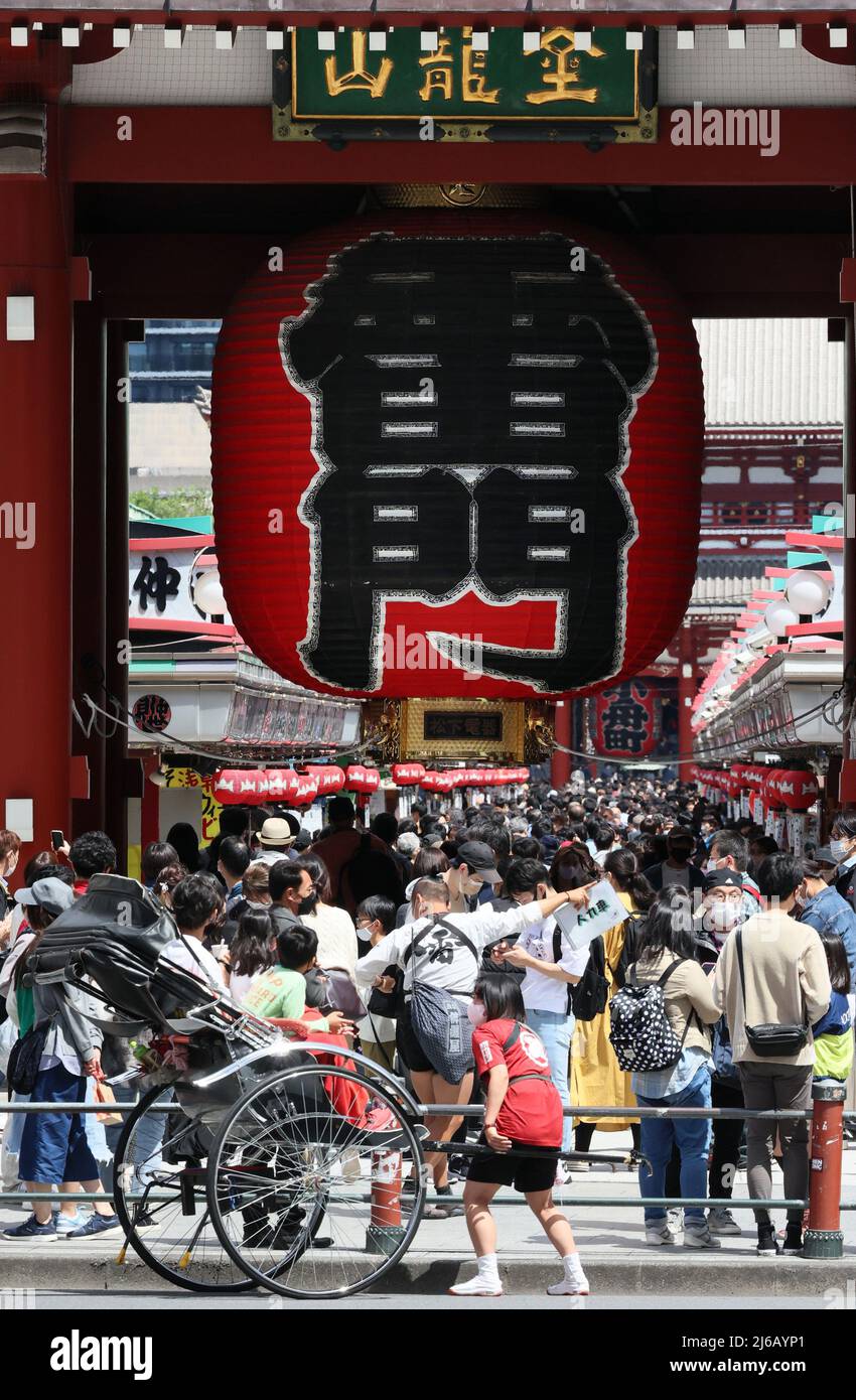 Tokyo, Japon. 30th avril 2022. 30 avril 2022, Tokyo, Japon - la rue commerçante de Nakamise, une approche du temple Sensoji est bondée de touristes dans le quartier d'Asakusa à Tokyo alors que les vacances de la semaine d'or ont commencé à travers le Japon le samedi 30 avril 2022. (Photo de Yoshio Tsunoda/AFLO) crédit: AFLO Co. Ltd./Alay Live News Banque D'Images