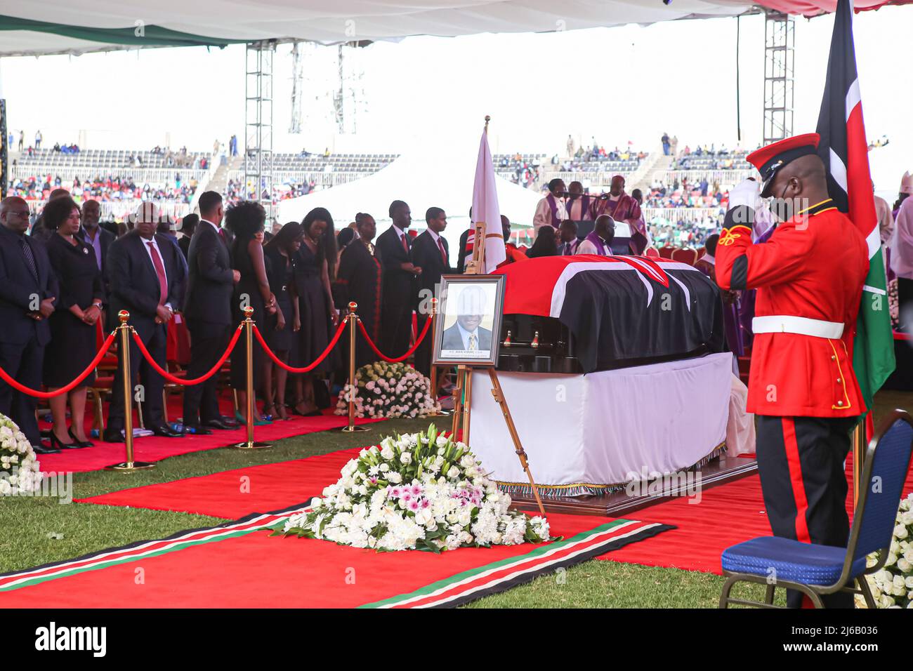 Les amateurs de deuil suivent les procédures pendant le service commémoratif funéraire d'État de feu Mwai Kibaki, au stade national de Nyayo à Nairobi. Service funéraire d'État de son Excellence Emilio Mwai Kibaki, ancien Président de la République du Kenya, décédé le 22 avril 2022 à l'âge de 90 ans et qui sera mis au repos le 30th avril 2022 chez lui à Othaya, dans le comté de Nyeri. (Photo de Boniface Muthoni / SOPA Images/Sipa USA) Banque D'Images