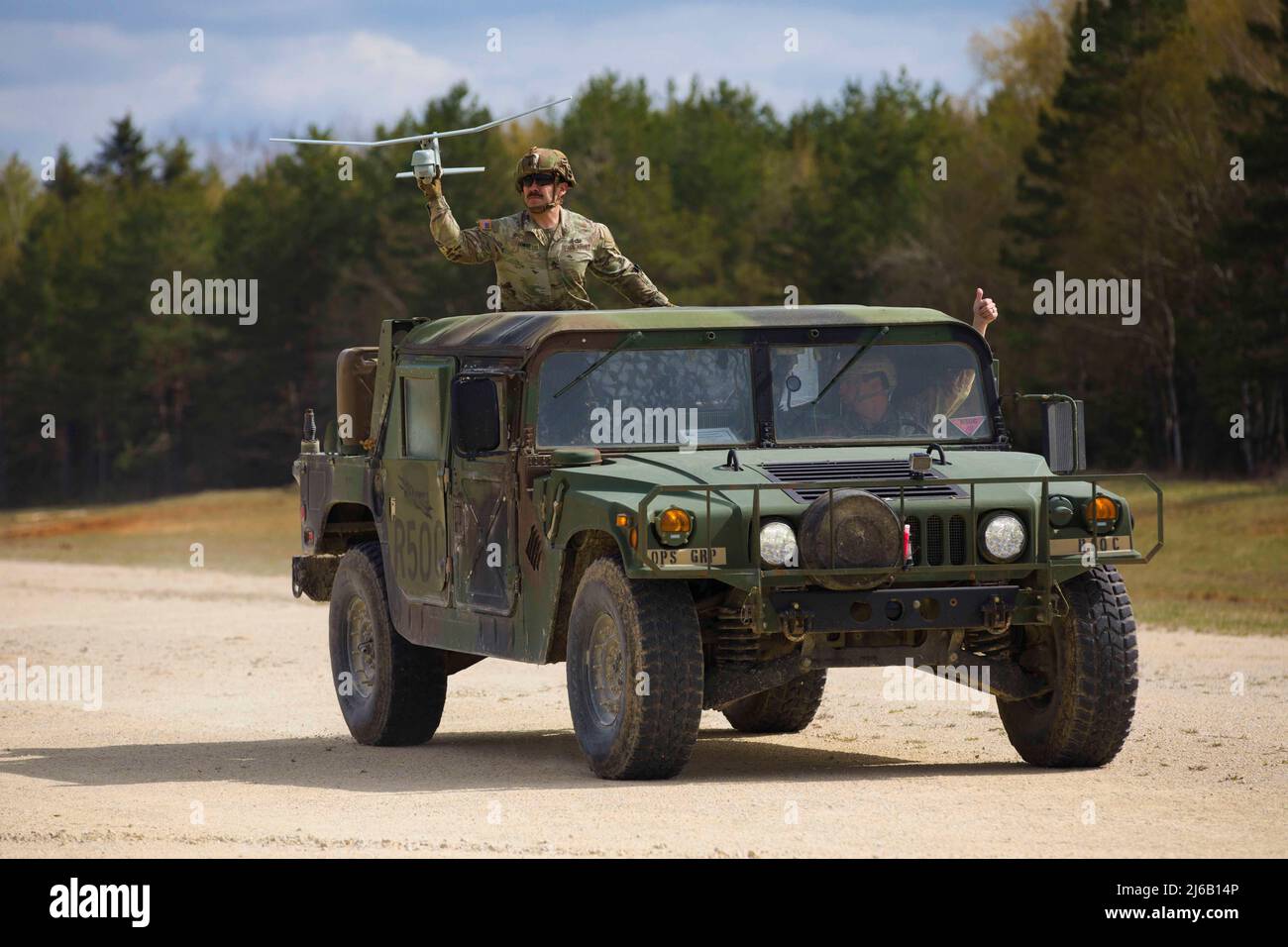 19 avril 2022 - Hohenfels, Allemagne - Sgt. Hector Lomas, du 3rd Escadron, du 2nd Calvary Regiment, et du Sgt d'état-major. Sean Weekley, de l'équipe VAMPIRE du joint multinational Readiness Centre, lance l'AeroVironment RQ-11 Raven dans le cadre d'un cours de formation maître sur les systèmes de petit avion sans pilote, dans la zone d'entraînement Hohenfels, en Allemagne, le 19 avril 2022. Le joint multinational Readiness Center organise le cours MTT de formation DES MAÎTRES FORMATEURS DES SUAS pour former les formateurs en tant que maîtres formateurs de brigade afin de conseiller les commandants sur les capacités techniques des SUA et de certifier les nouveaux opérateurs d'unité. (Image de crédit : © U.S. Arm Banque D'Images