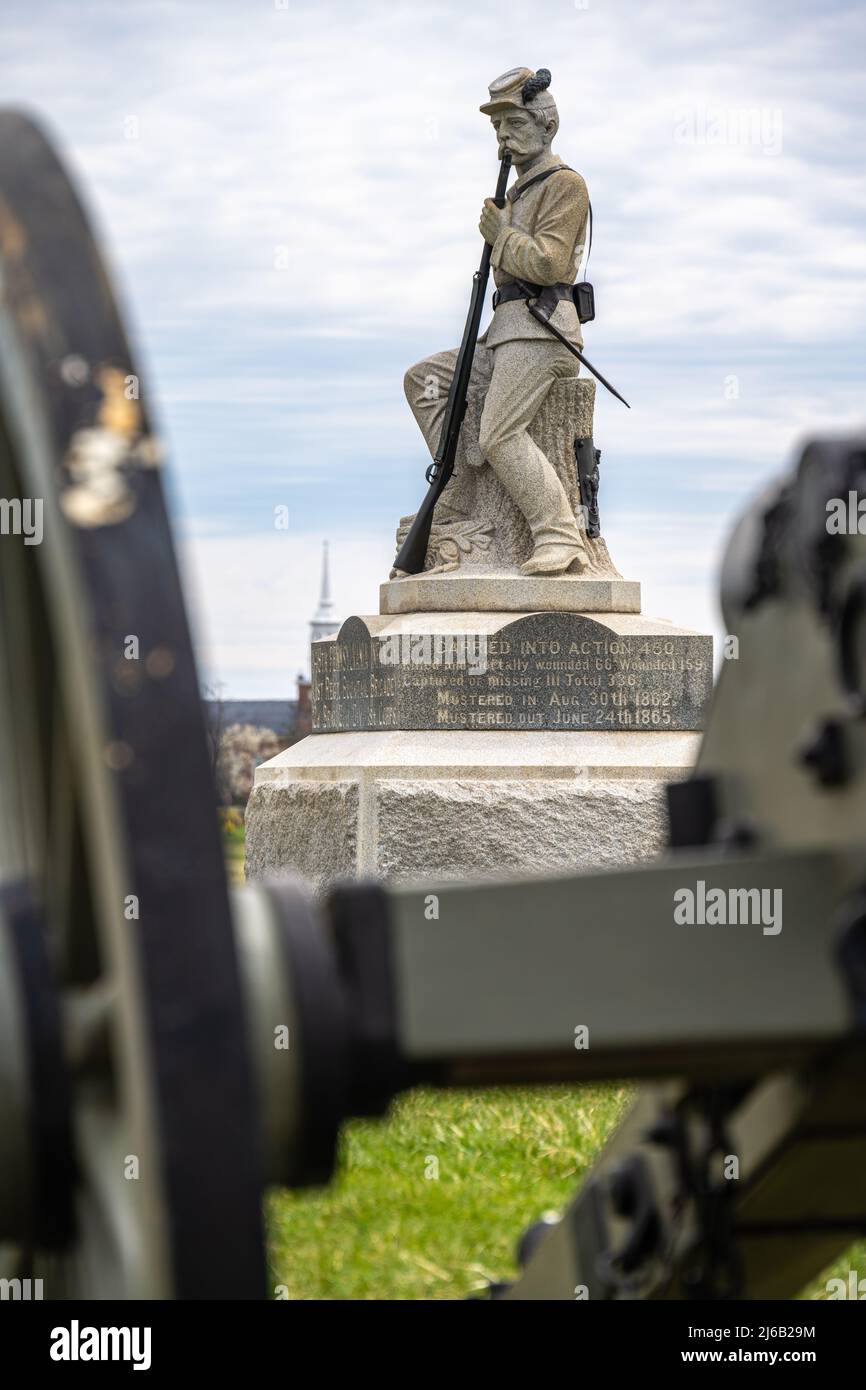 Canon de champ de bataille de Gettysburg et monument à l'infanterie de Pennsylvanie de 149th (Brigade Bucktail du régiment de 1st) au parc militaire national de Gettysburg. Banque D'Images