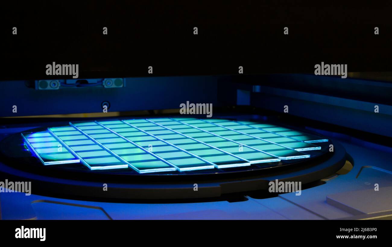 Galette de silicium avec éclats de lumière au néon. Semi-conducteur. Banque D'Images