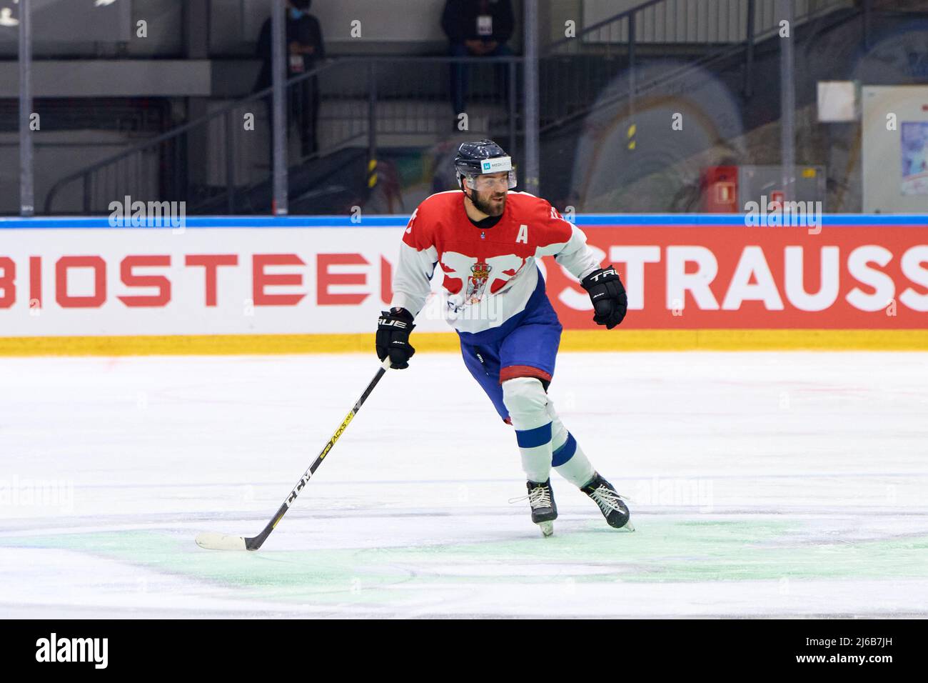 TYCHY, POLOGNE - 29 AVRIL 2022: Match de hockey de l'IIHF 2022 Championnat du monde de hockey sur glace Div 1B Serbie - Pologne Banque D'Images