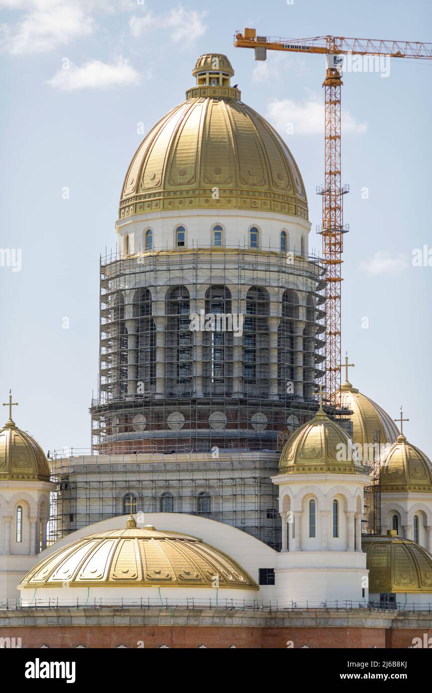 Bucarest, Roumanie - 27 avril 2021 : chantier de construction de « Catedrala Mantuirii Neamului » (cathédrale du salut du peuple), près du Palais du Parlement Banque D'Images