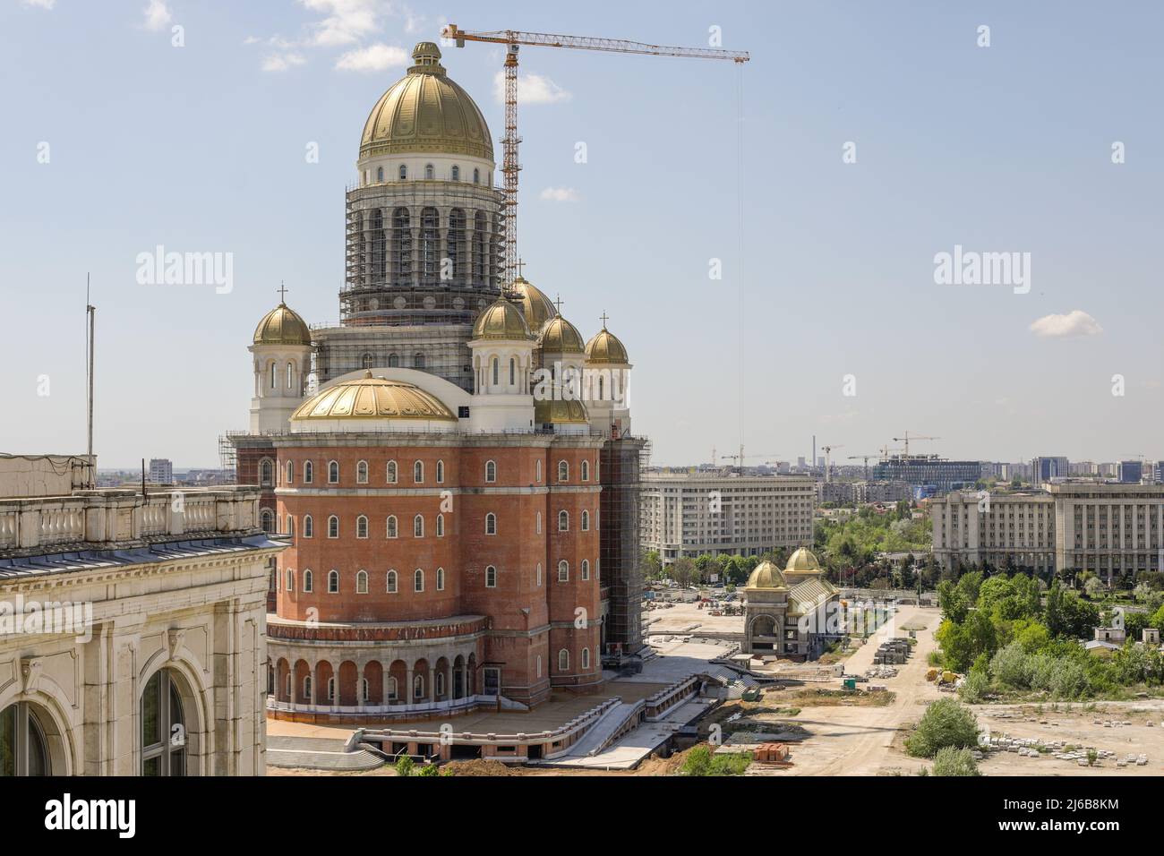 Bucarest, Roumanie - 27 avril 2021 : chantier de construction de « Catedrala Mantuirii Neamului » (cathédrale du salut du peuple), près du Palais du Parlement Banque D'Images