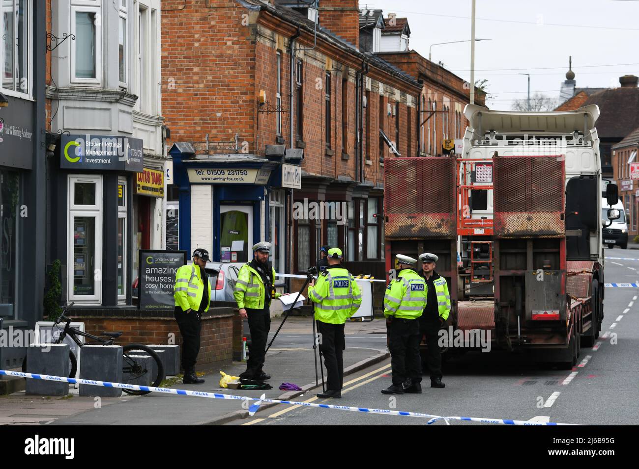 police de la circulation lors d'un accident impliquant un camion et un cycliste à loughborough Banque D'Images