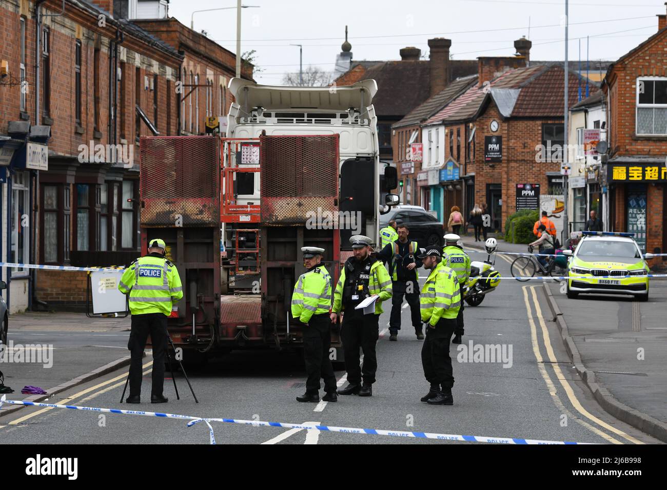 police de la circulation lors d'un accident impliquant un camion et un cycliste à loughborough Banque D'Images