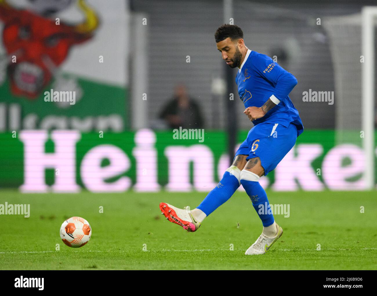 28 avril 2022, Saxe, Leipzig: Football: Europa League, RB Leipzig - Glasgow Rangers, knockout round, demi-finales, première jambe, Red Bull Arena. Connor Goldson de Glasgow joue le ballon. Photo: Robert Michael/dpa Banque D'Images