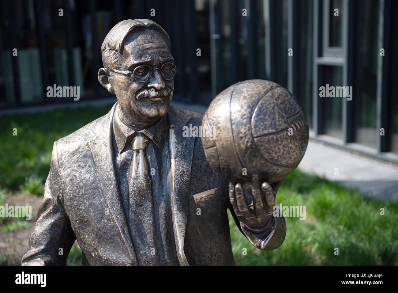 2022-04-22. 100 ans de basketball lituanien. Célébration à Kaunas. Monument à James Naismith. Banque D'Images