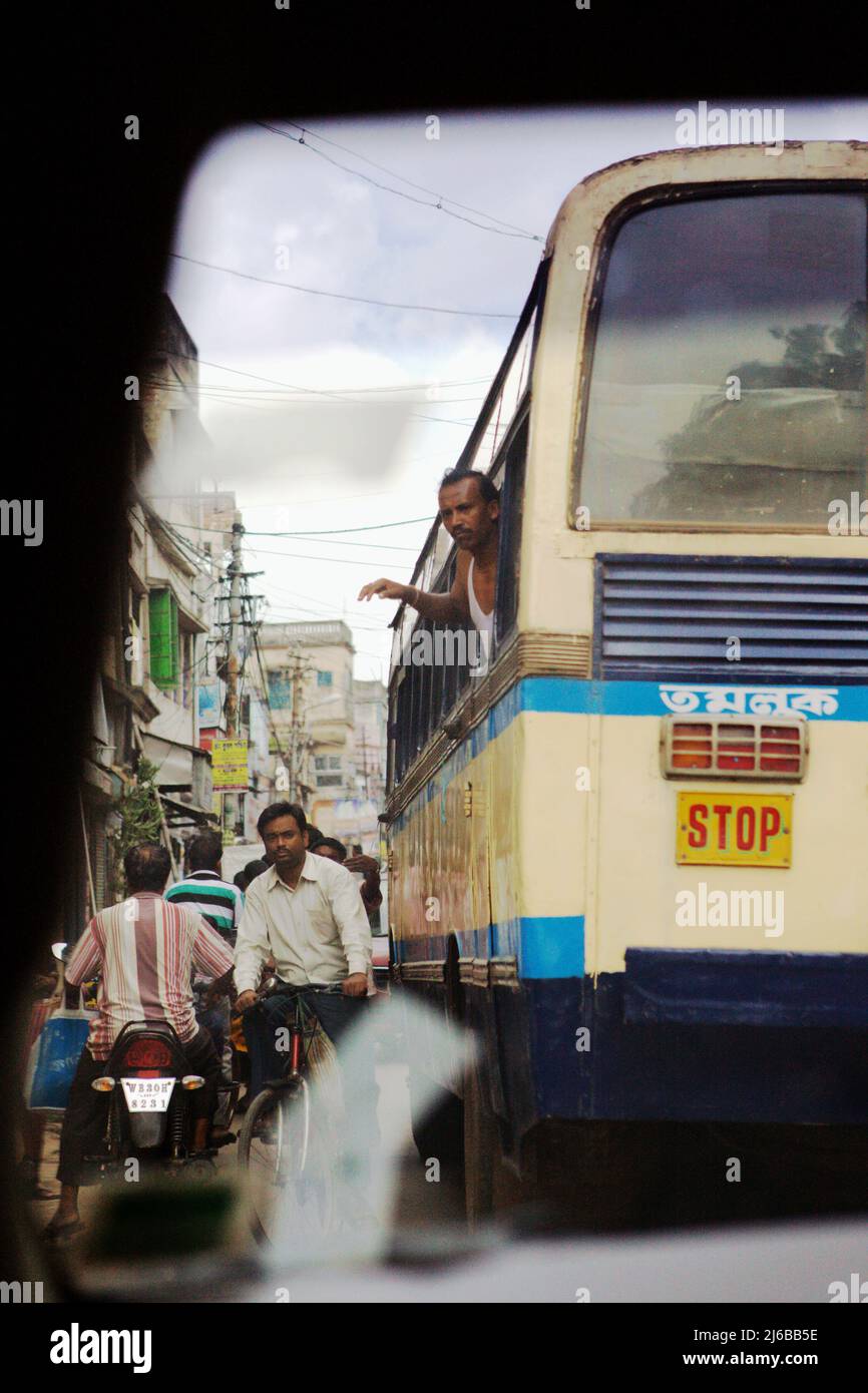 Un bus se déplaçant dans une rue bondée à Tamluk, Purba Medinipur, Bengale-Occidental, Inde. Banque D'Images