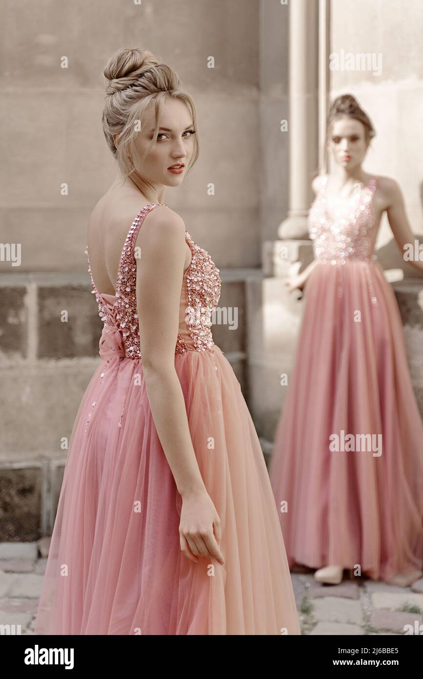 Filles europeennes demoiselles d honneur dans des robes roses ayant le plaisir Photo Stock Alamy