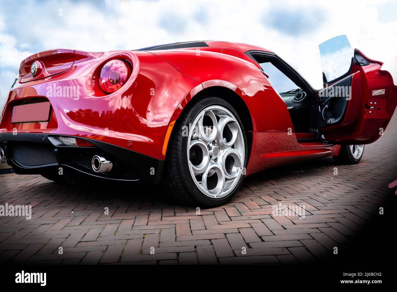 Une voiture de sport italienne tordieuse exposée lors d'une réunion de voiture. Banque D'Images
