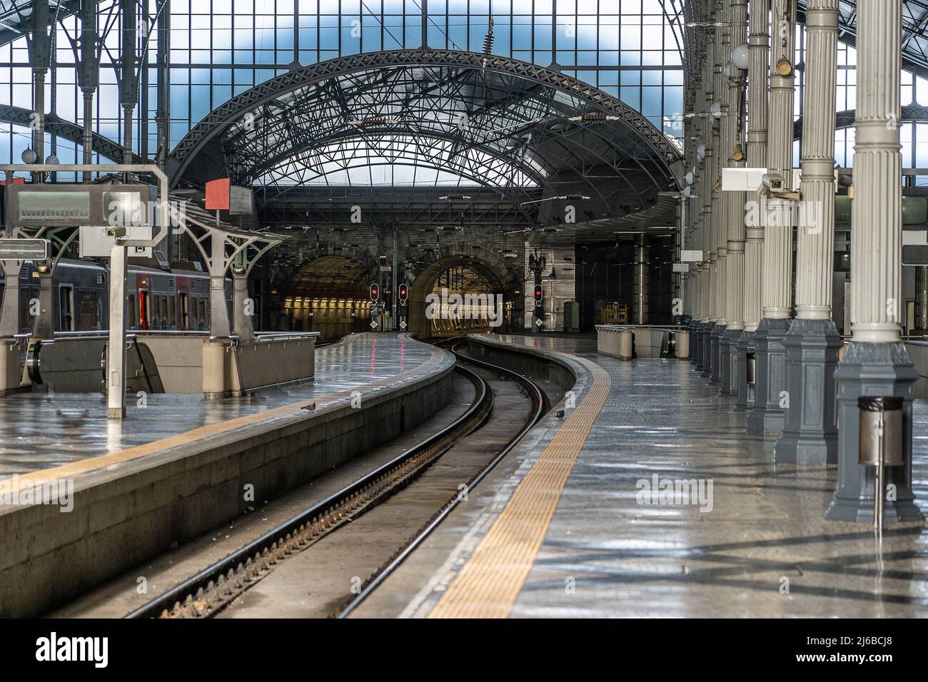 Ancienne gare de Lisbonne Portugal. Le train est juste de niveau et il n'y a pas de personnes sur la plate-forme qui attendent Banque D'Images