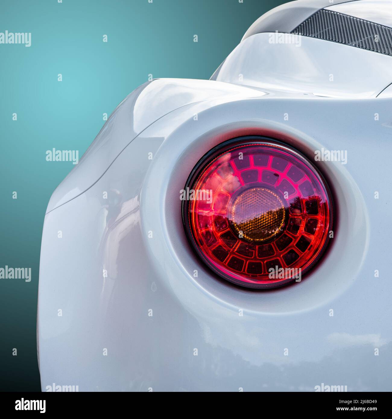 Feu arrière isolé d'une voiture de sport Banque D'Images