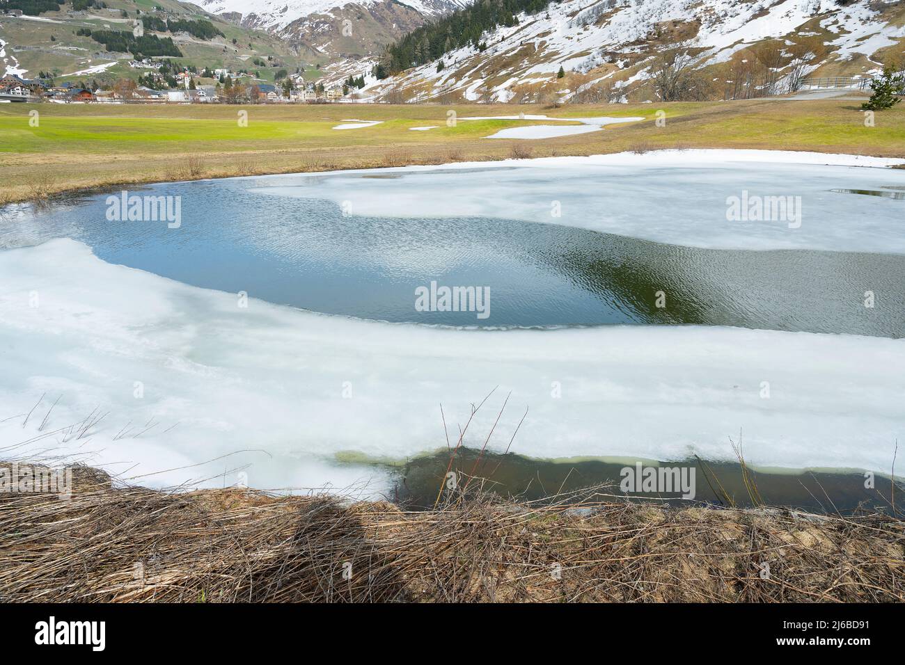 Parcours de golf couvert d'eau à Andermatt, canton d'Uri, Suisse Banque D'Images