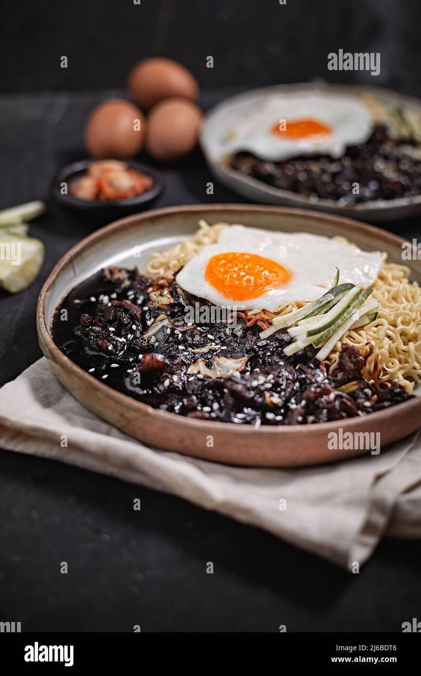 Jajangmyeon ou Jajangmyeon est un coolé coréen à la sauce noire - style alimentaire coréen Banque D'Images