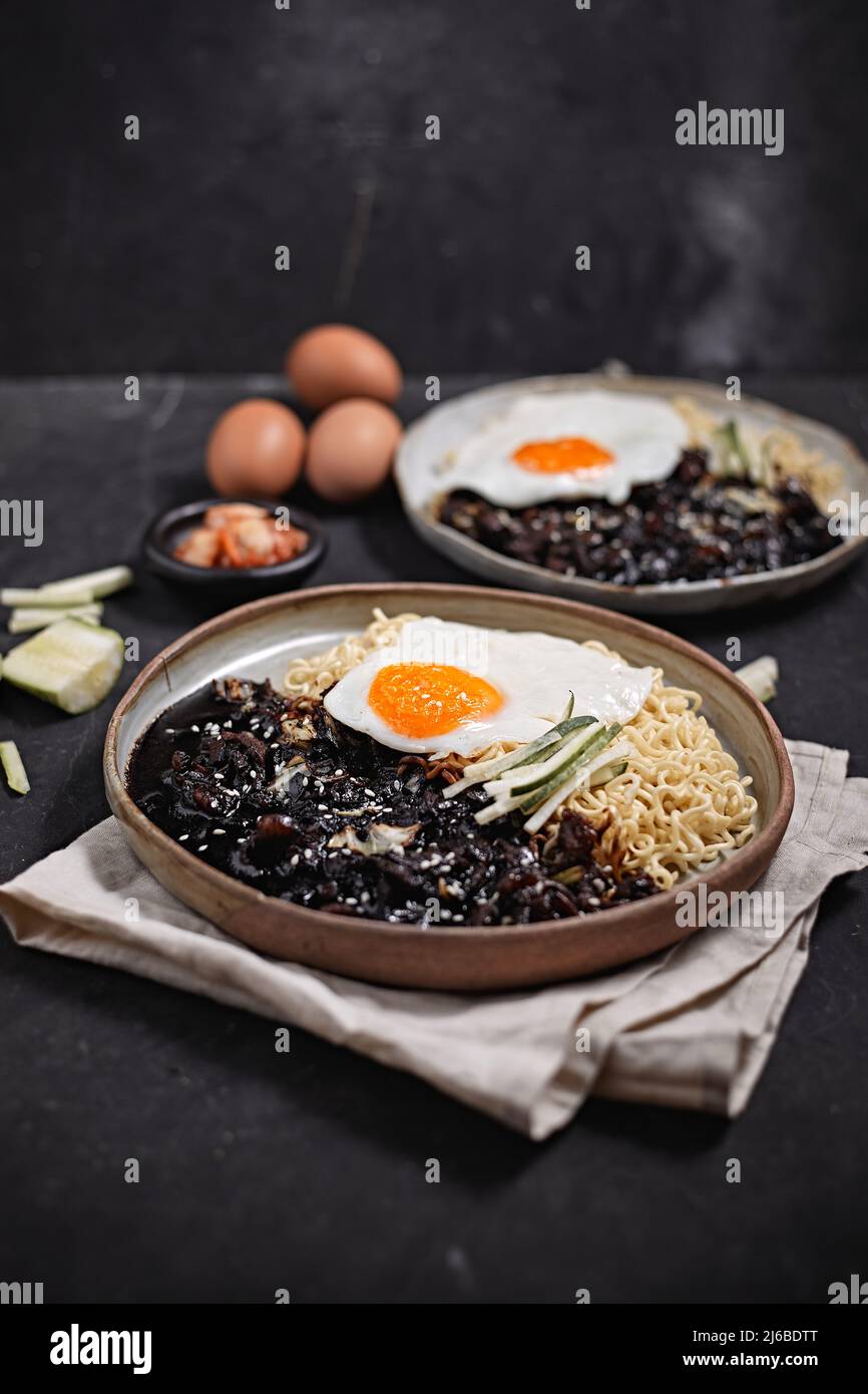 Jajangmyeon ou Jajangmyeon est un coolé coréen à la sauce noire - style alimentaire coréen Banque D'Images