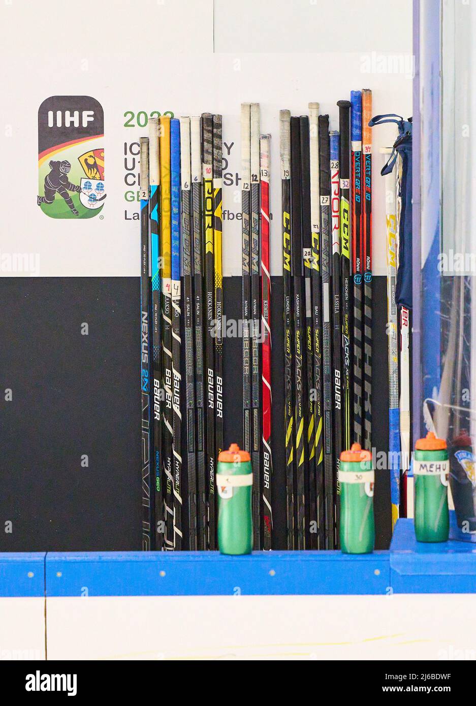 Les bâtons de hockey dans le match FINLANDE - CANADA 6-5 (OT) IIHF U18 CHAMPIONNAT DU MONDE DE HOCKEY SUR GLACE JUNIOR quart de finale à Kaufbeuren, Allemagne, 28 avril 2022, saison 2021/2022 © Peter Schatz / Alamy Live News Banque D'Images