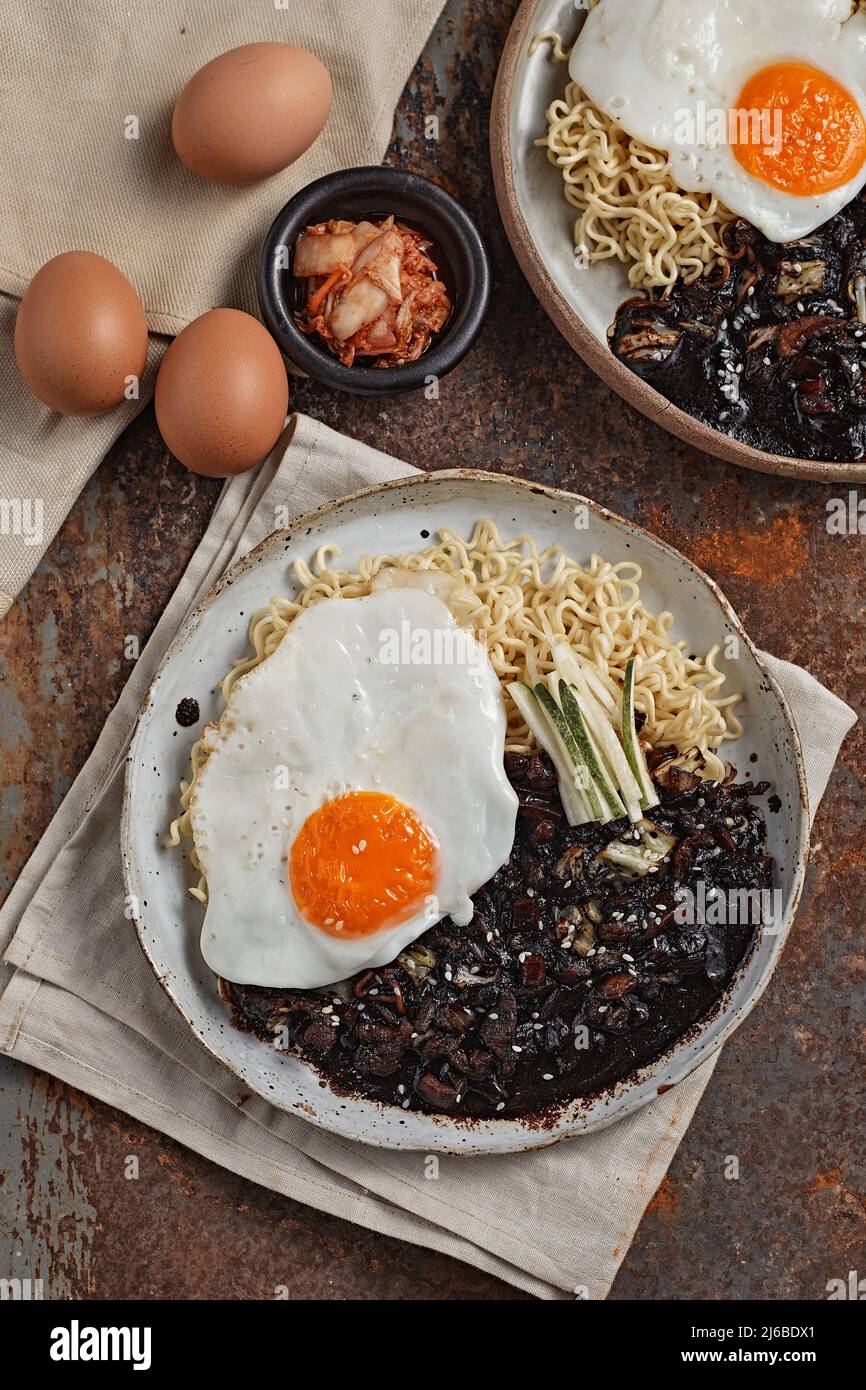 Jajangmyeon ou Jajangmyeon est un coolé coréen à la sauce noire - style alimentaire coréen Banque D'Images