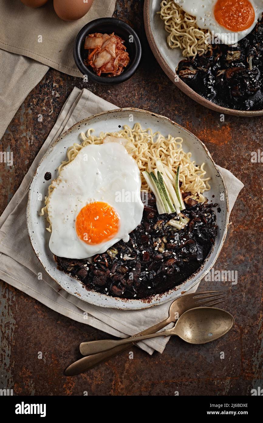 Jajangmyeon ou Jajangmyeon est un coolé coréen à la sauce noire - style alimentaire coréen Banque D'Images