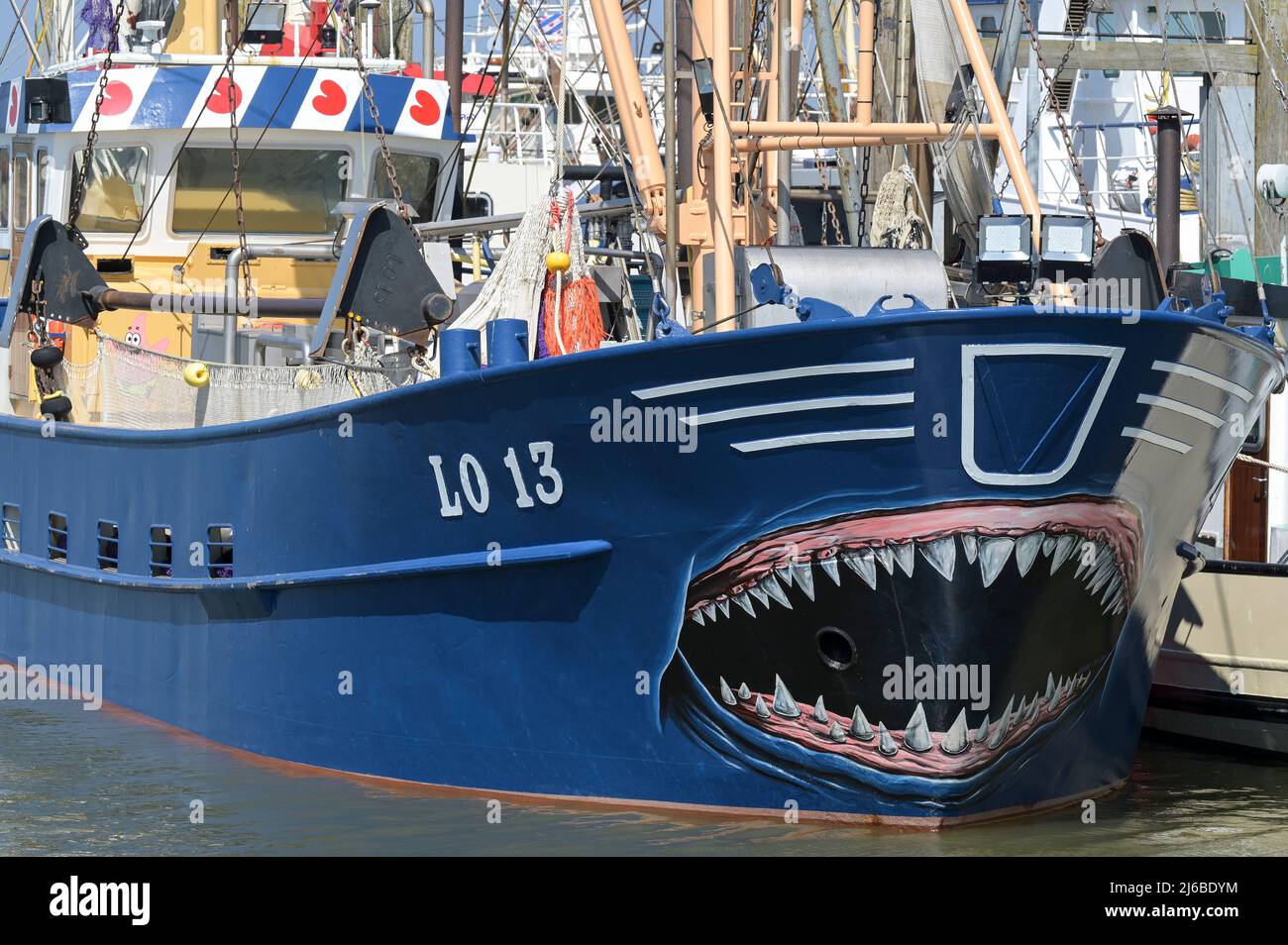 PAYS-BAS, Frise, Lauwersoog, chalutier dans le port / NIEDERLANDE, Lauwersoog, Fischerboote im Hafen, Kutter mit Haifisch Gebiß Bemalung am Bug Banque D'Images