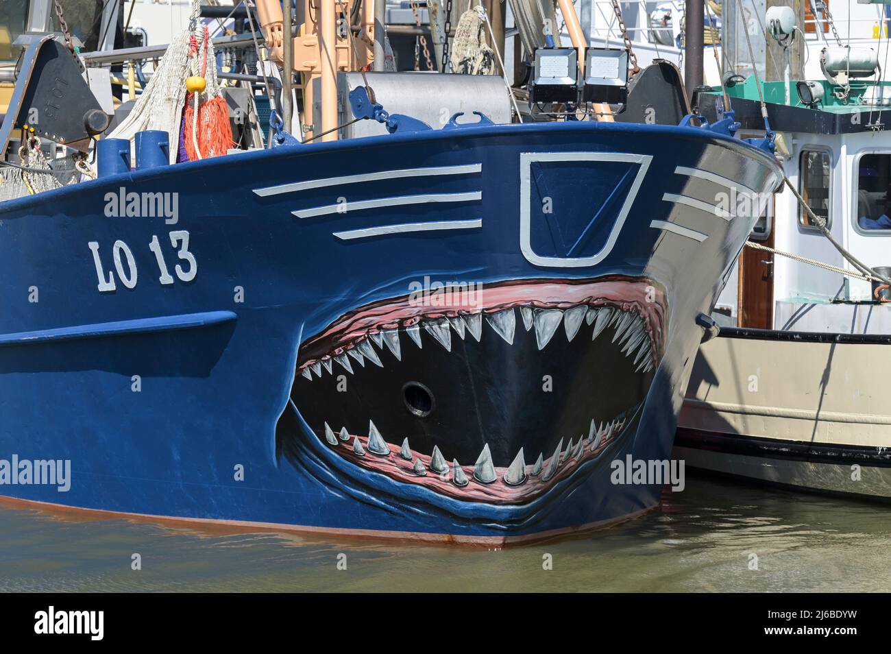 PAYS-BAS, Frise, Lauwersoog, chalutier dans le port / NIEDERLANDE, Lauwersoog, Fischerboote im Hafen, Kutter mit Haifisch Gebiß Bemalung am Bug Banque D'Images