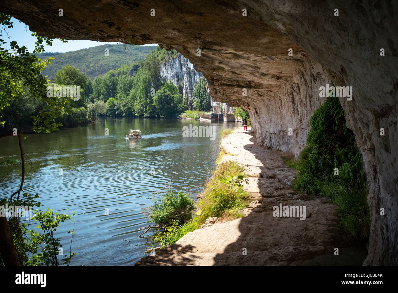 Chemin de Halage un chemin de halage de sentier de thowpath coupé dans la roche à côté de la rivière Lot dans le sud-ouest de la France Banque D'Images
