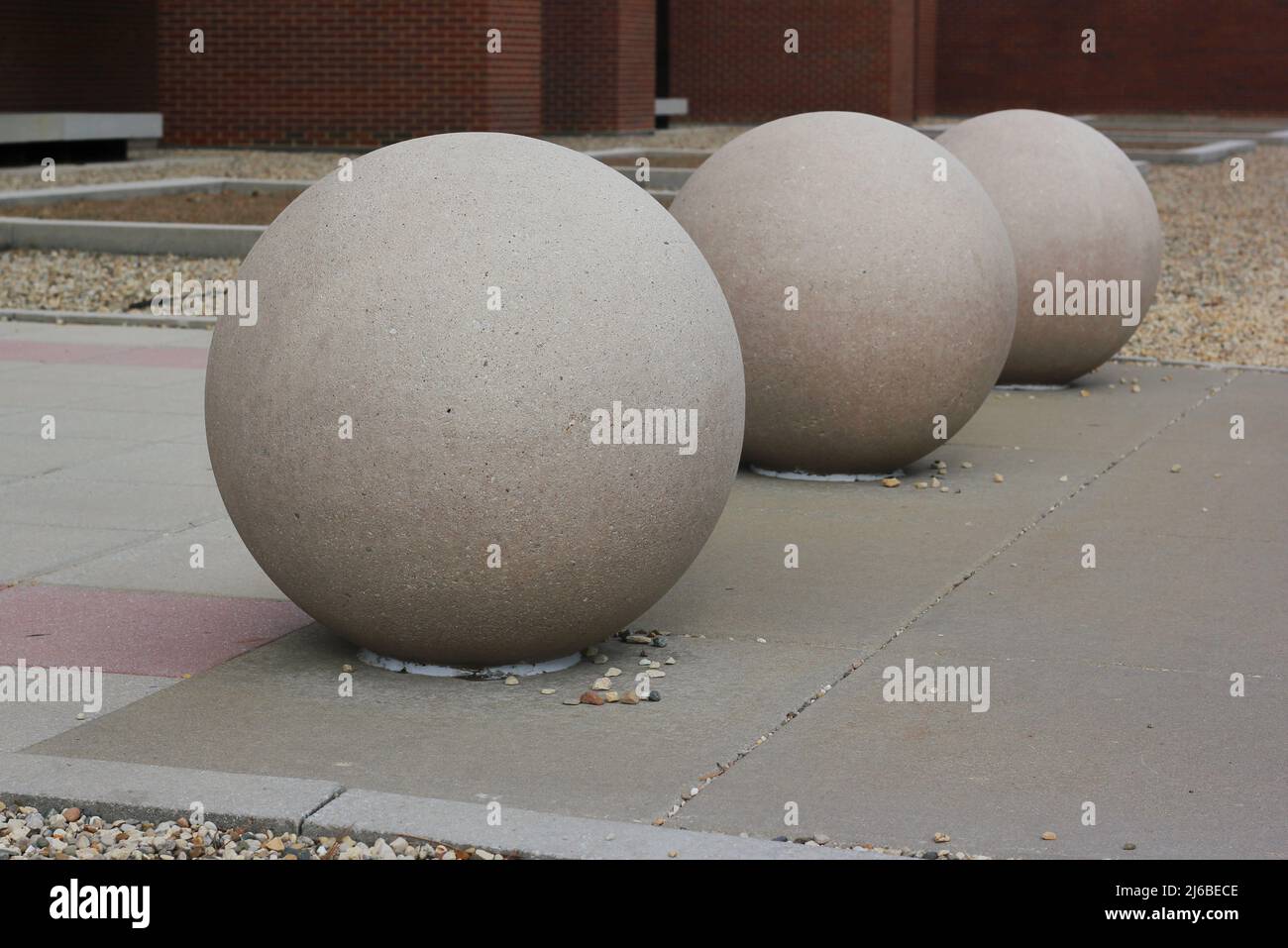 Trois énormes sphères et boules en béton servant de détail architectural de sécurité. Banque D'Images