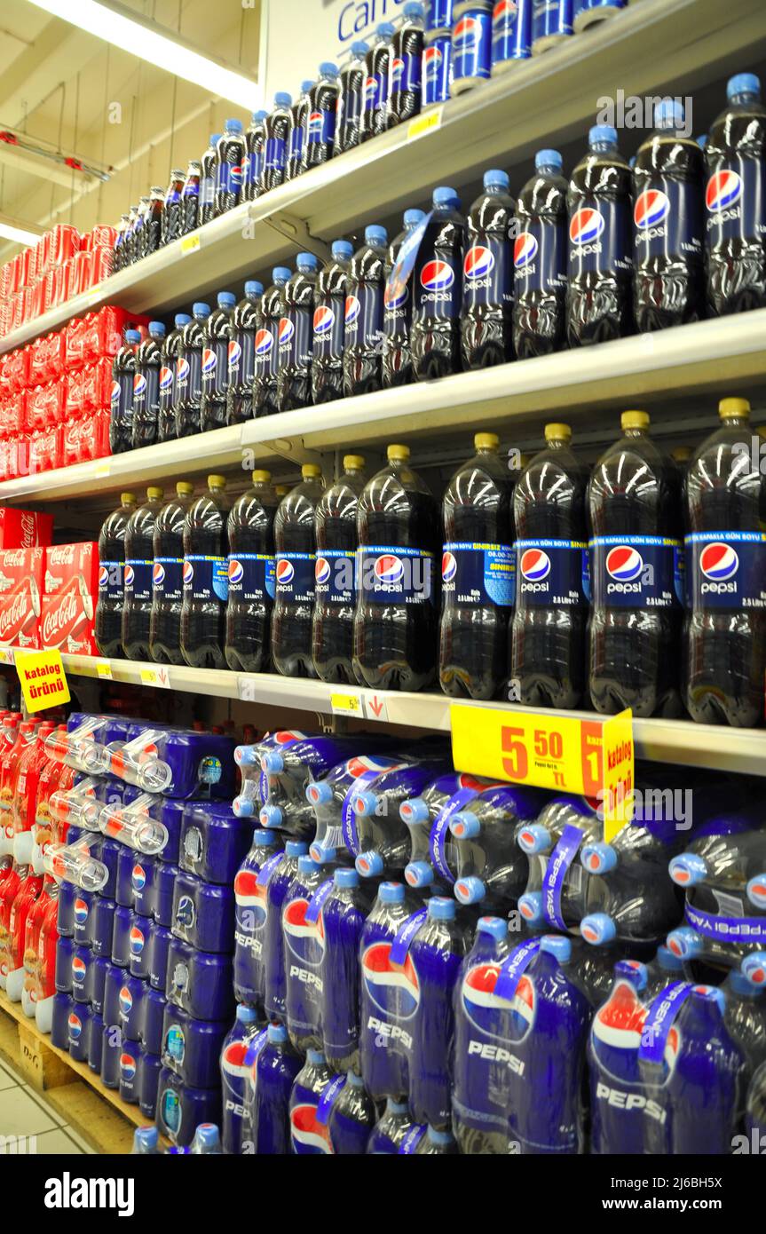 Chaîne de supermarchés Carrefour, couloirs de marché et produits, section pepsi et coco cola, Maltepe Istanbul Turquie, mars 26 2011 Banque D'Images Chaîne de supermarchés Carrefour, couloirs de marché et produits, section pepsi et coco cola, Maltepe Istanbul Turquie, mars 26 2011 Banque D'Images