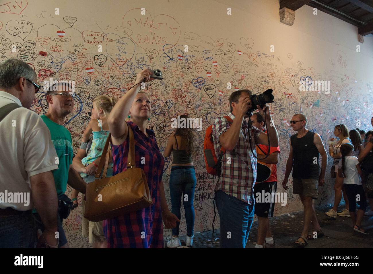 Vérone, Italie 21/08/2015: Les touristes visitent la maison Giulietta. ©Andrea Sabbadini Banque D'Images