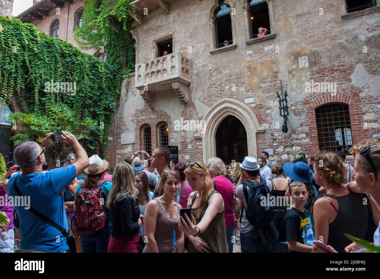 Vérone, Italie 21/08/2015: Les touristes visitent la maison Giulietta. ©Andrea Sabbadini Banque D'Images