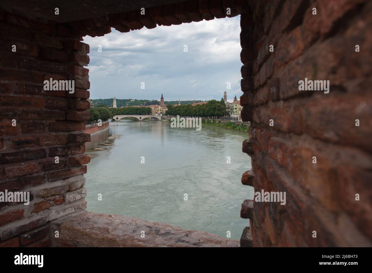 Vérone, Italie 21/08/2015: Pont Castel Vecchio et vue sur la rivière Arno. ©Andrea Sabbadini Banque D'Images