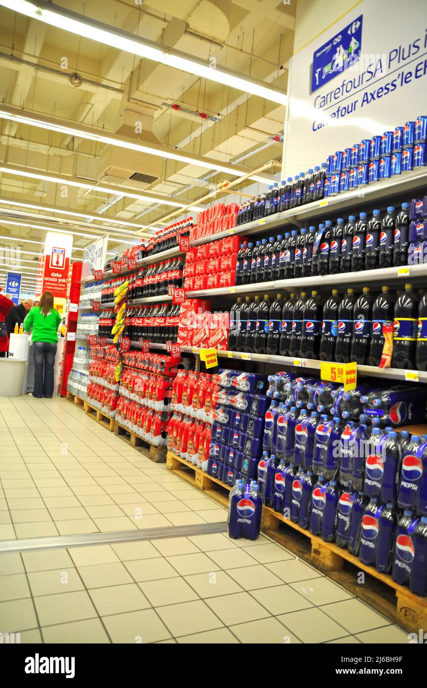 Chaîne de supermarchés Carrefour, couloirs de marché et produits, section pepsi et coco cola, Maltepe Istanbul Turquie, mars 26 2011 Banque D'Images Chaîne de supermarchés Carrefour, couloirs de marché et produits, section pepsi et coco cola, Maltepe Istanbul Turquie, mars 26 2011 Banque D'Images