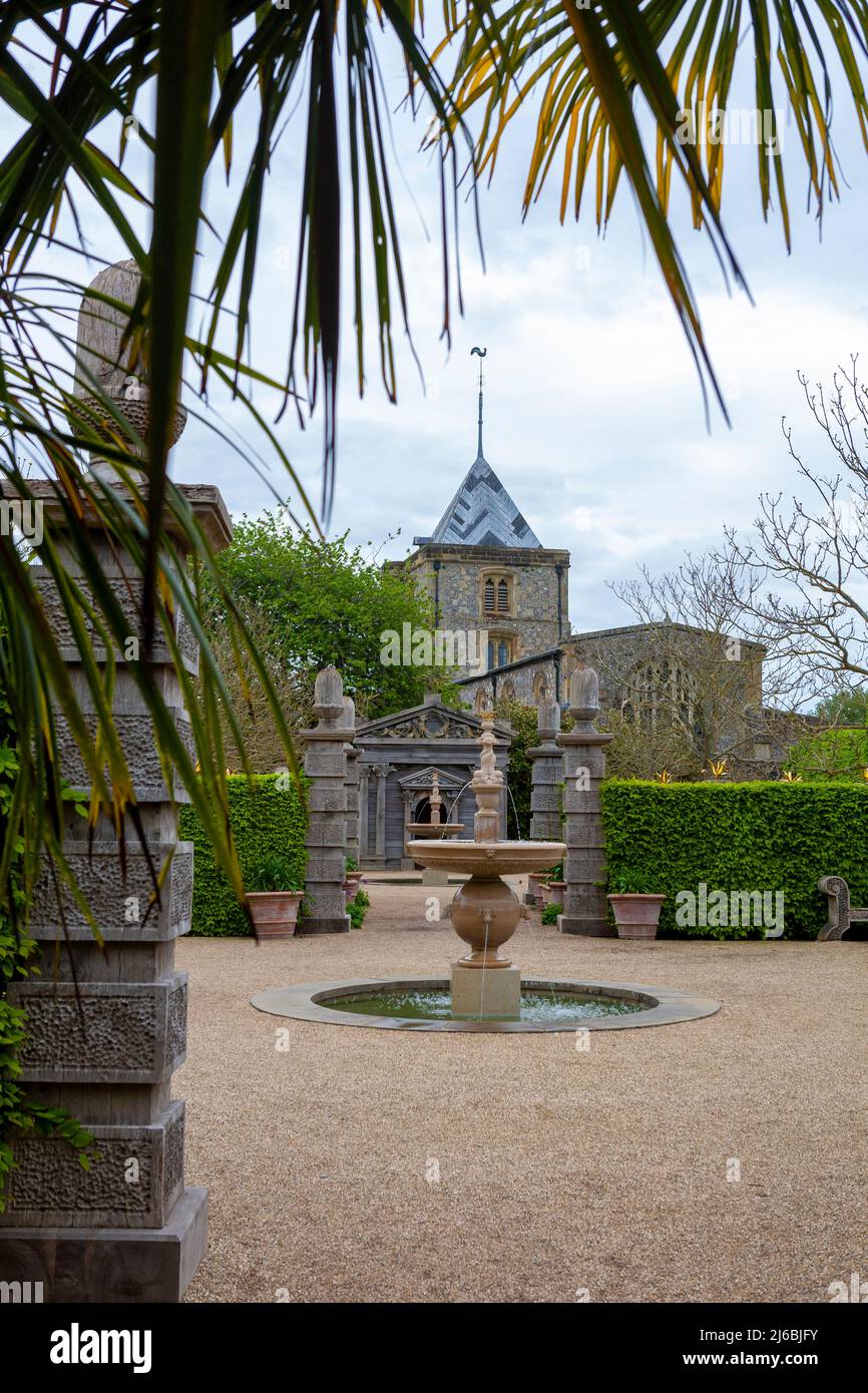 Élégante fontaine et temple en bois dans le jardin du comte de Colllector : tour de l'église St Nicholas au-delà, Jardins du château d'Arundel, West Sussex, Royaume-Uni Banque D'Images
