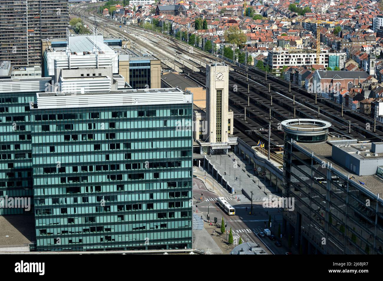 vue-panoramique-sur-la-gare-du-nord-les-voiles-et-les-escaliers-mecaniques-vue-panoramique-sur-la-gare-du-nord-les-chemins-de-fer-les-escaliers-exterieurs-2j6bjr7.jpg