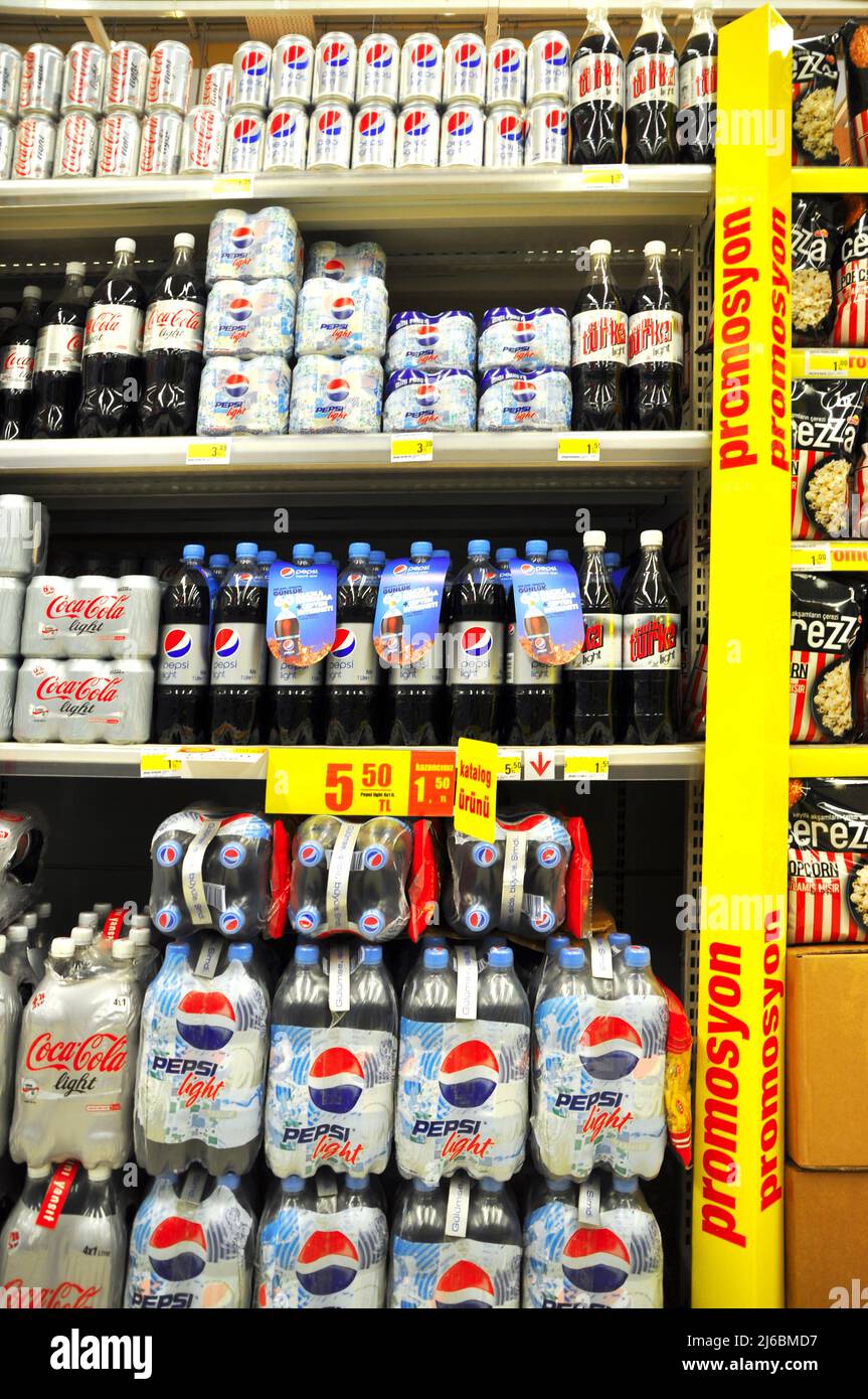 Chaîne de supermarchés Carrefour, couloirs de marché et produits, section pepsi et coco cola, Maltepe Istanbul Turquie, mars 26 2011 Banque D'Images Chaîne de supermarchés Carrefour, couloirs de marché et produits, section pepsi et coco cola, Maltepe Istanbul Turquie, mars 26 2011 Banque D'Images