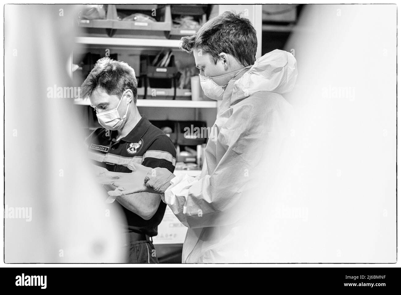 Départ d'une ambulance pour prendre un patient présumé Covid-19 en position de préparation et départ d'ambulance pour préparer un patient supposez Covid-19 Banque D'Images