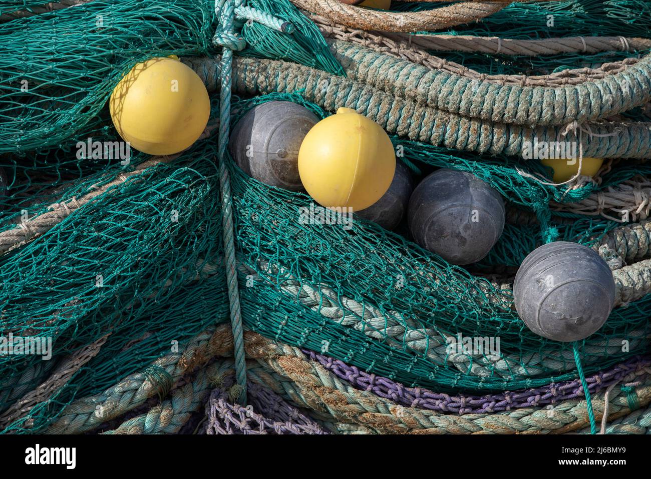 filets de pêche jetés dans le port Banque D'Images