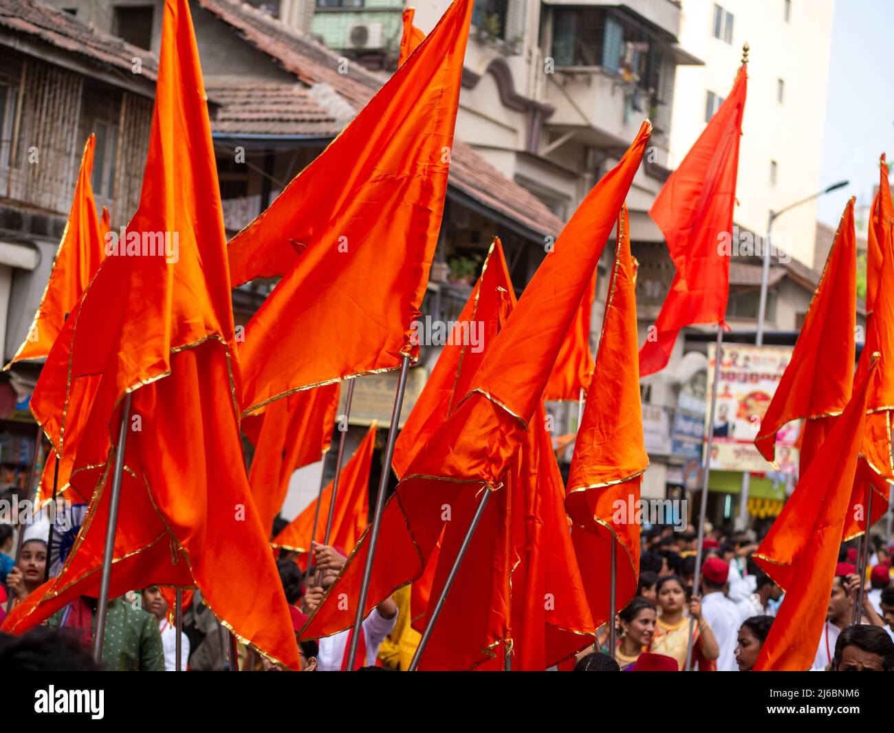 Mumbai, Inde - 02 avril 2022 : drapeau safran hindou volant haut sur la parade du nouvel an hindou (Gudhi Padva) pendant la parade annuelle à Girgaon, dans le sud de Mumbai Banque D'Images
