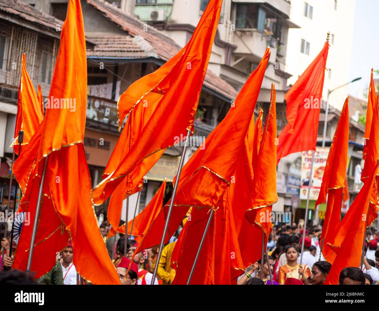 Mumbai, Inde - 02 avril 2022 : drapeau safran hindou volant haut sur la parade du nouvel an hindou (Gudhi Padva) pendant la parade annuelle à Girgaon, dans le sud de Mumbai Banque D'Images