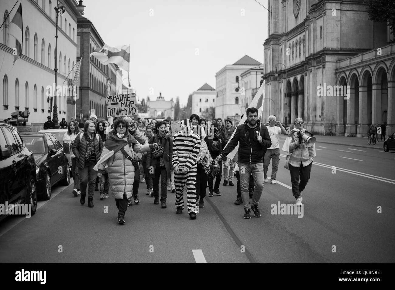 Environ 78 militants de l'opposition russes se sont réunis à Munich, en Allemagne, pour protester contre Vladimir Poutine et contre la guerre contre l'Ukraine. Un activiste déguisé en Vladimir Poutine comme prisonnier. (Photo par Alexander Pohl/Sipa USA) Banque D'Images