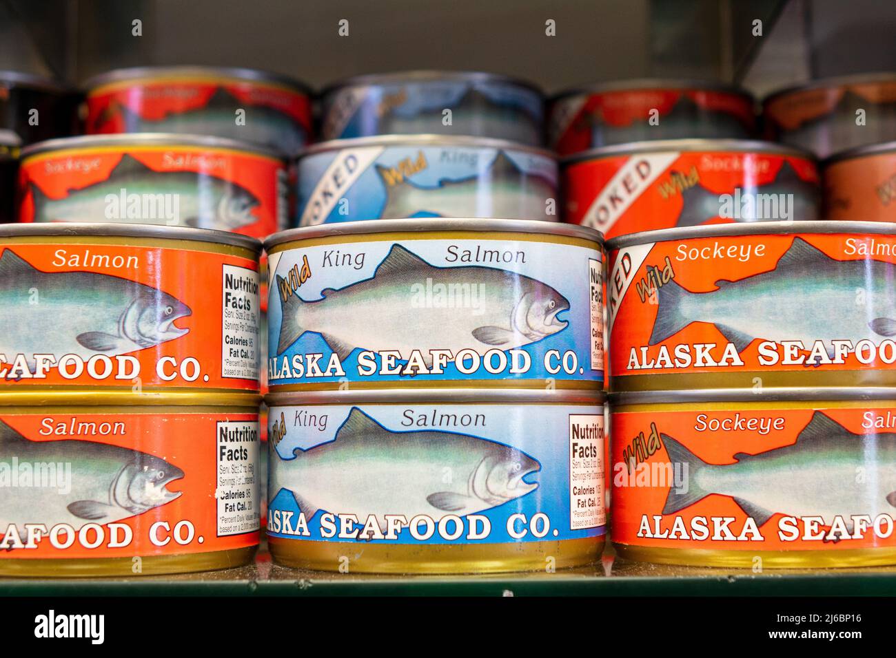 Une variété de saumon en conserve de l'Alaska Seafood Company sur Un plateau de magasin à vendre à Ketchikan Alaska Banque D'Images