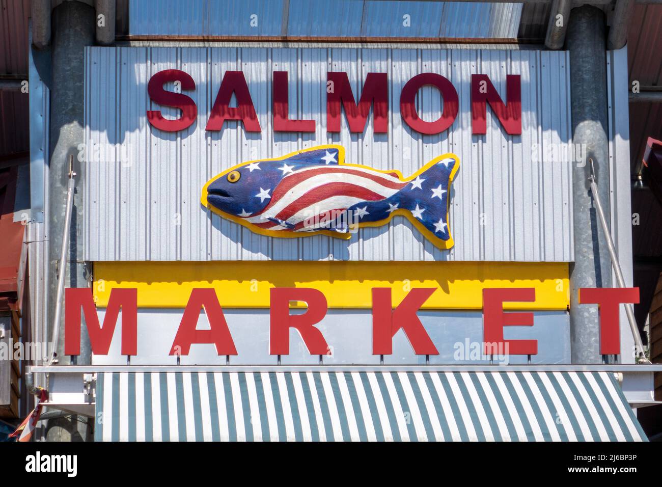 Le logo de l'édifice du marché du saumon affiche vendre du saumon sauvage pêché localement à Ketchikan en Alaska Banque D'Images