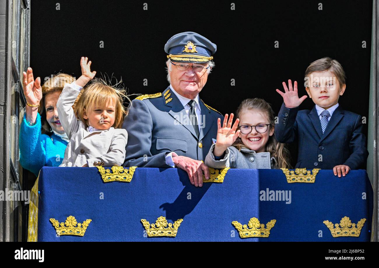 La reine Silvia, le prince Gabriel, le roi Carl Gustaf, la princesse Estelle et le prince Oscar lors de la célébration de l'anniversaire du roi au Palais de Stockholm le samedi 30 avril 2022. Photo: Jonas Ekrädter / TT / code 10030 Banque D'Images