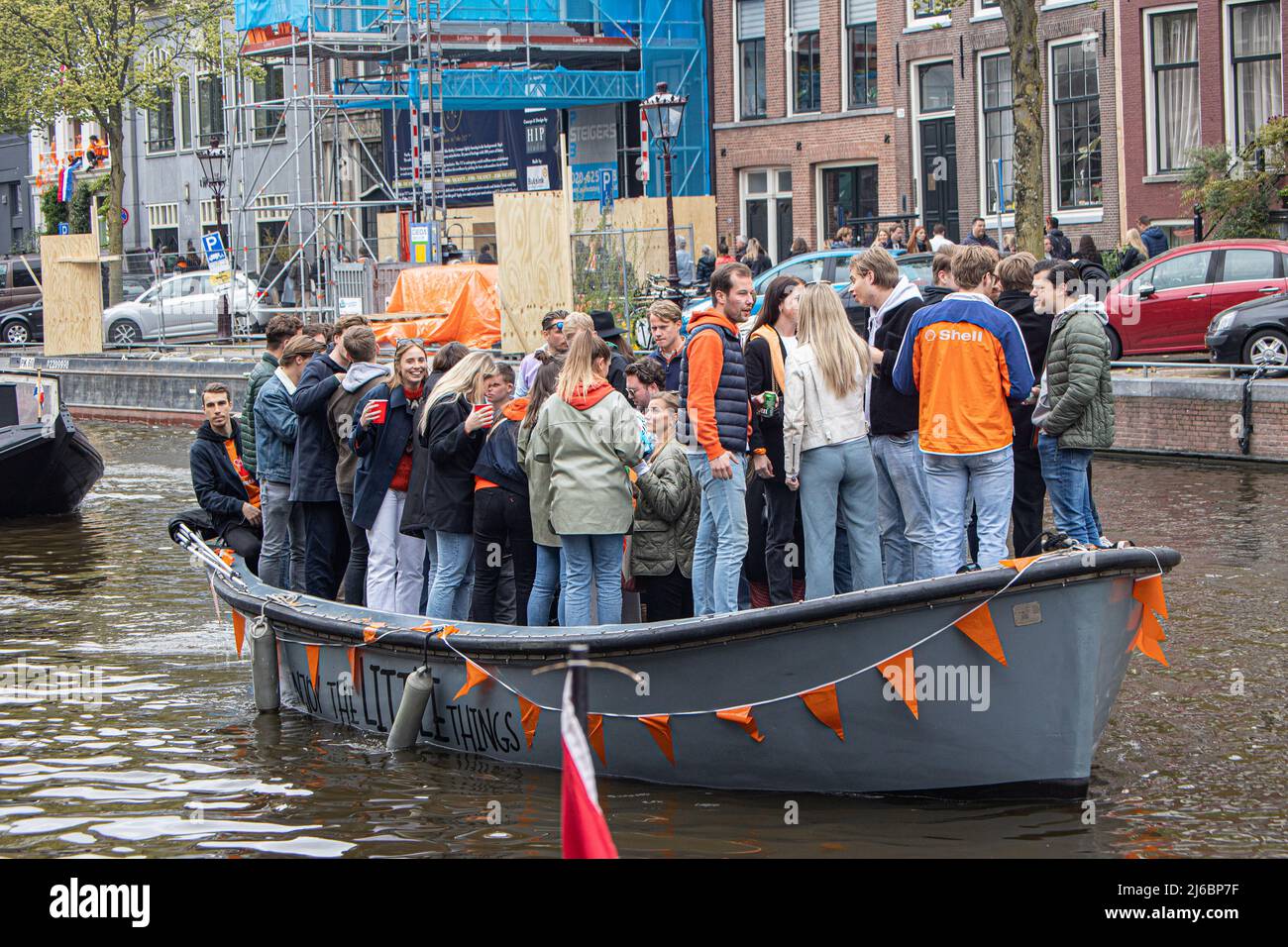 Les Gens Sur Le Bateau De Celebrer La Fete Du Roi Dans La Ville D Amsterdam Pays Bas Photo Stock Alamy