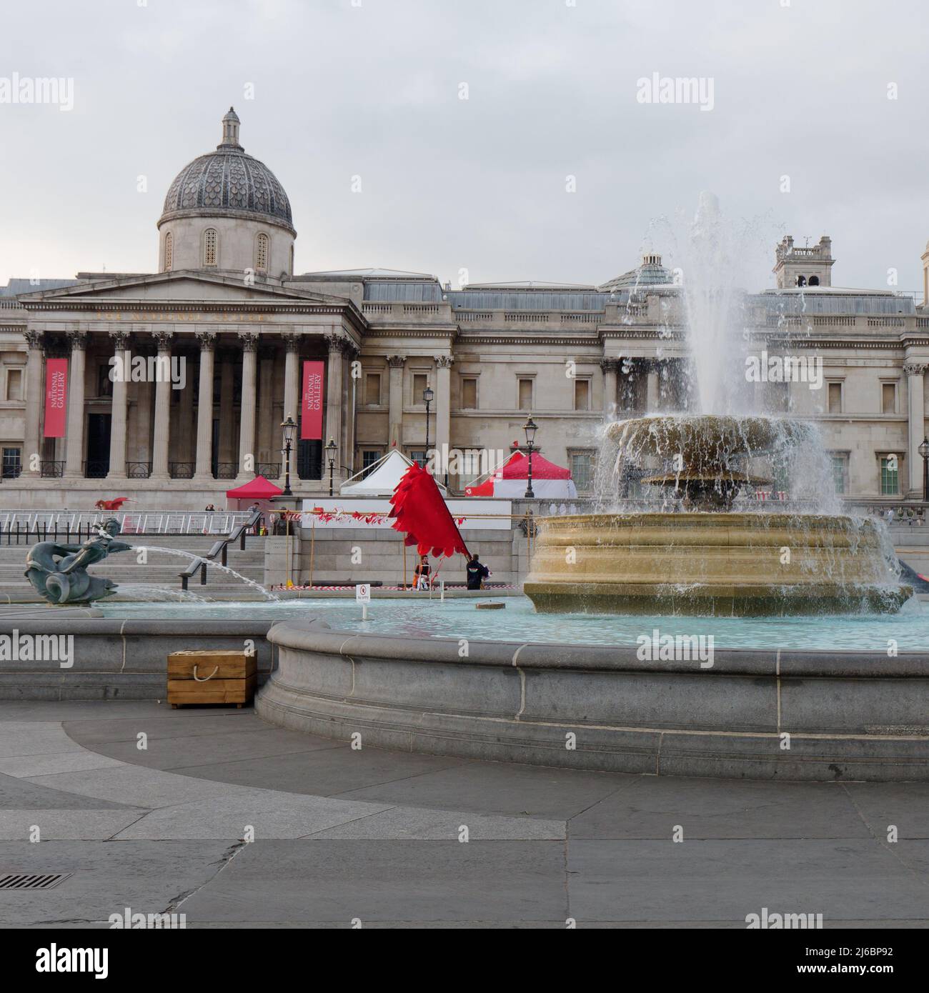 Londres, Grand Londres, Angleterre, 23 avril 2022 : les officiels commencent à se défricher après les célébrations de la Saint-Georges à Trafalgar Square. Banque D'Images