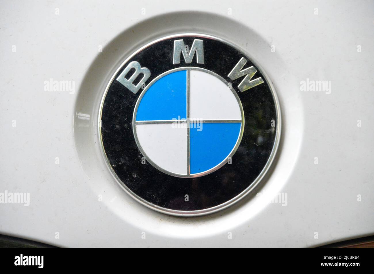 BMW chrome métal logo, voiture de luxe dans la ville d'Istanbul, août 15 2015 Istanbul Pendik Turquie marché de voiture d'occasion Banque D'Images
