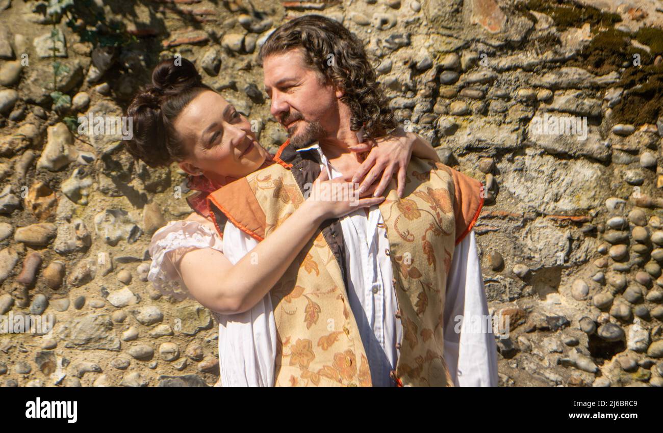 Darren Matthews et Jen Bell posent pendant la photo de Shakespeare dans l'amour à Brentwood. Banque D'Images