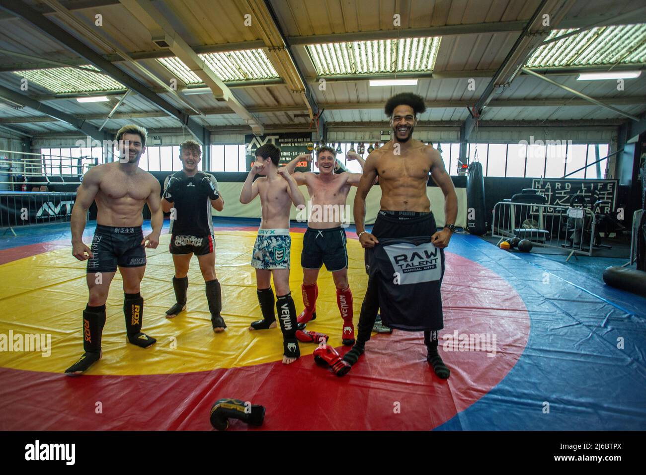 Un groupe de jeunes étudiants thaïlandais en boxe posant au club de boxe dans la salle de gym locale du West Yorkshire, en Angleterre. Banque D'Images